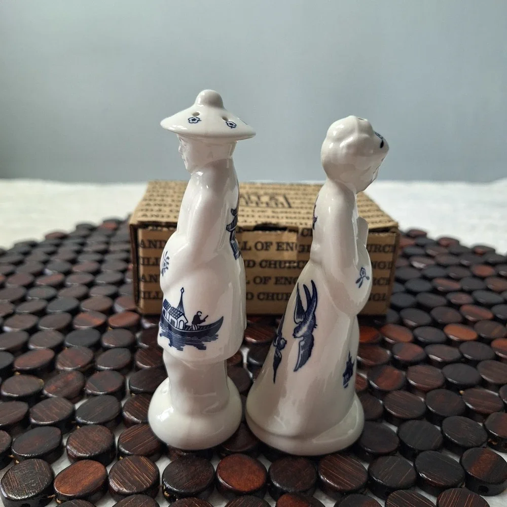 Vintage Churchill Of England Blue Willow Salt Pepper Shaker Asian Couple Bird